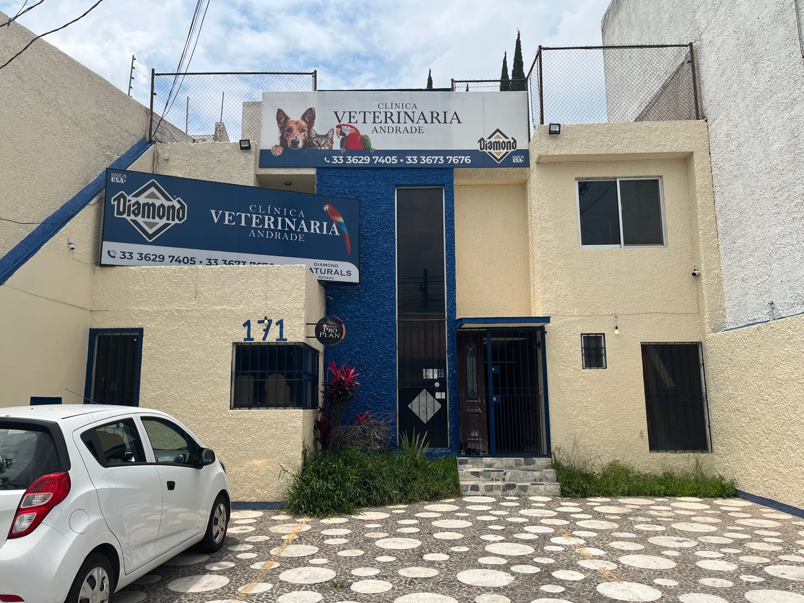 Fachada de la clínica en Av. Juan Palomar y Arias 171